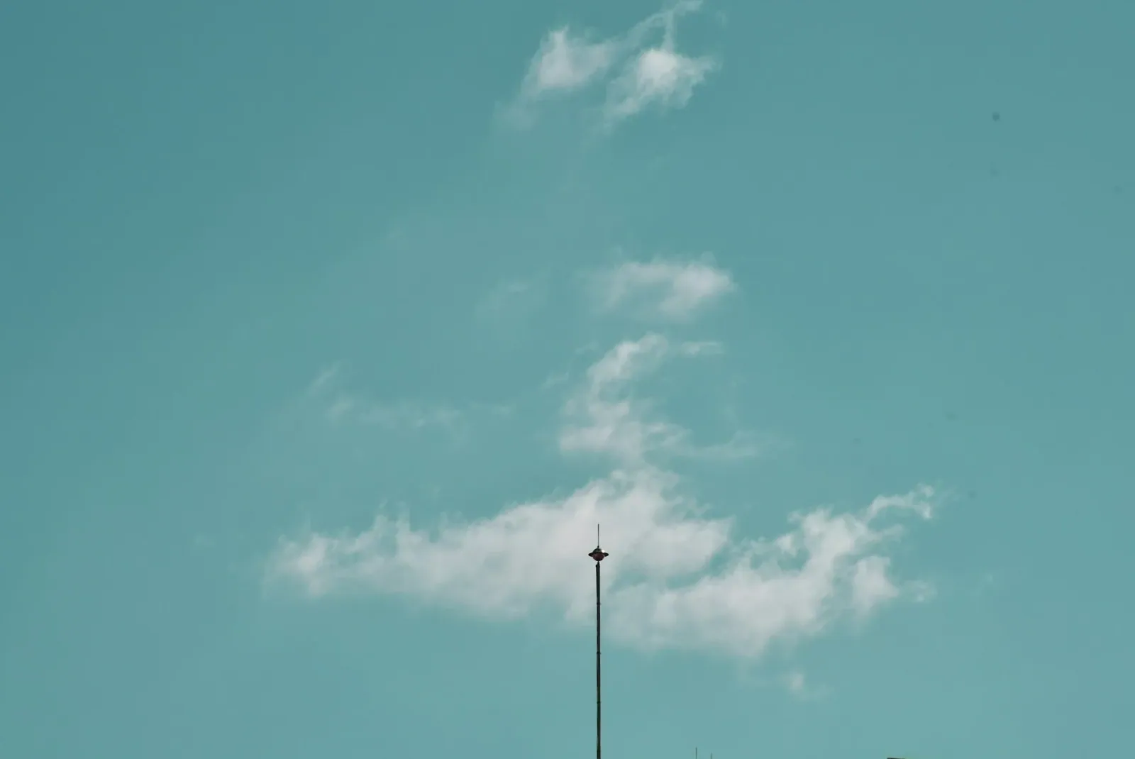Para-raios instalado em altura para proteção contra descargas atmosféricas